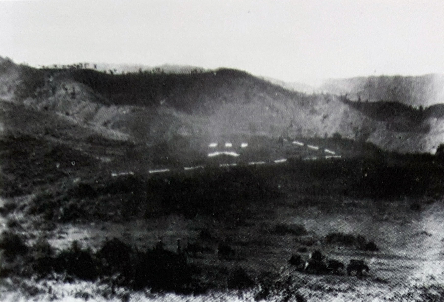 中国远征军前线部队在腾冲西山坝缓坡地带设置的空投标示.jpg