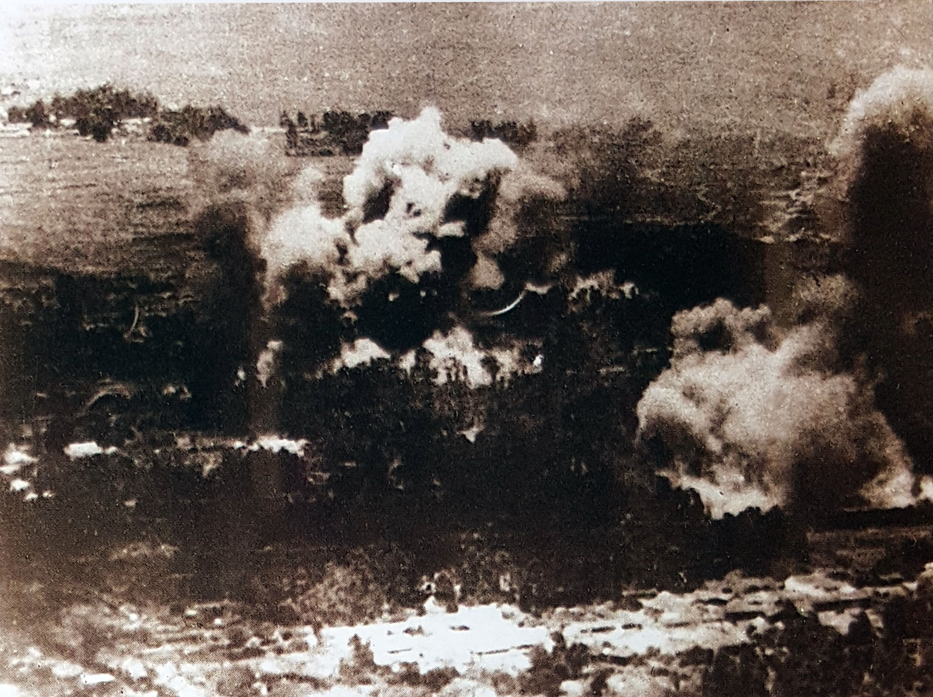 轰炸腾冲城3.jpg