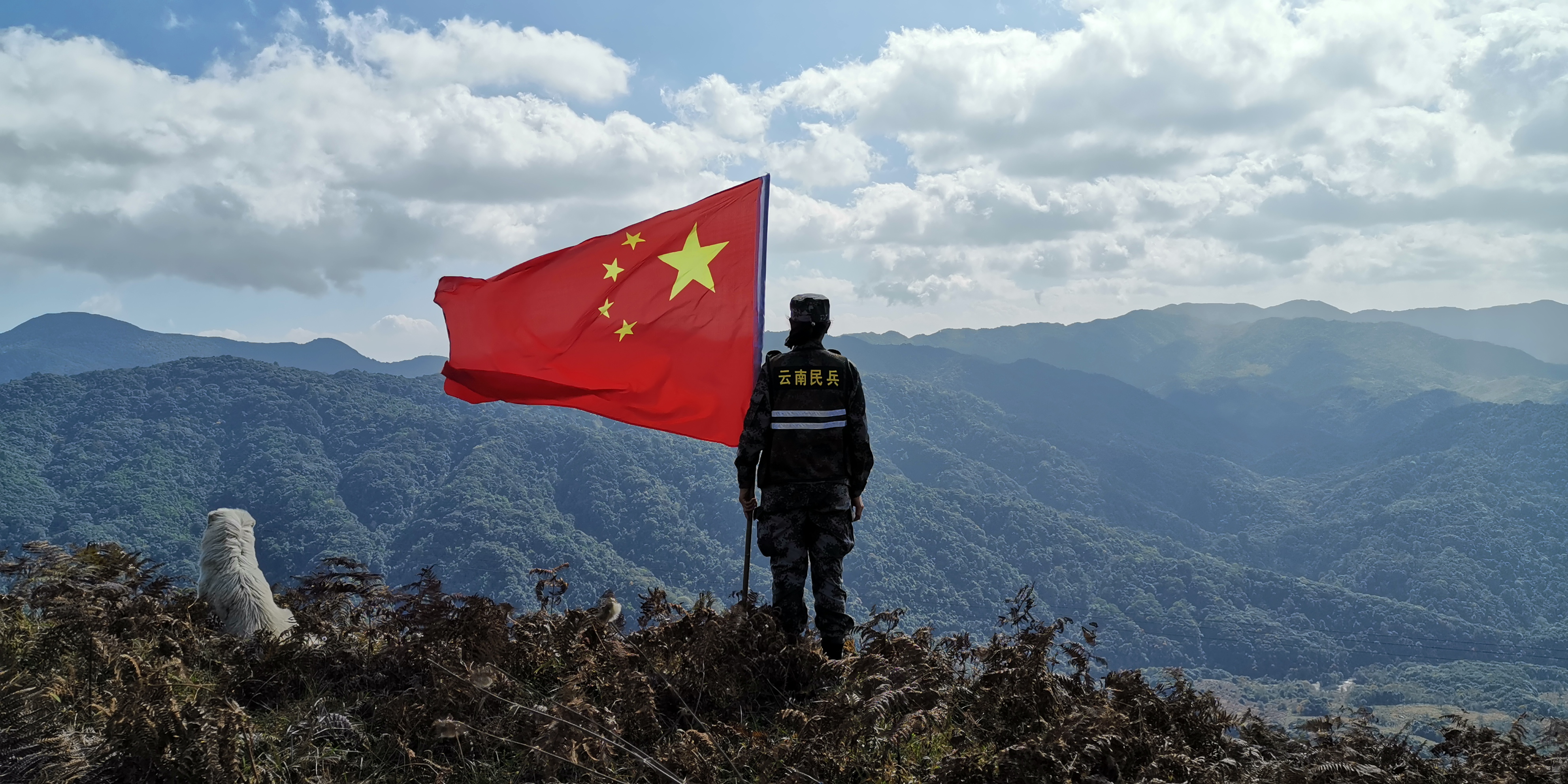 在护边一线的李翠兰.png