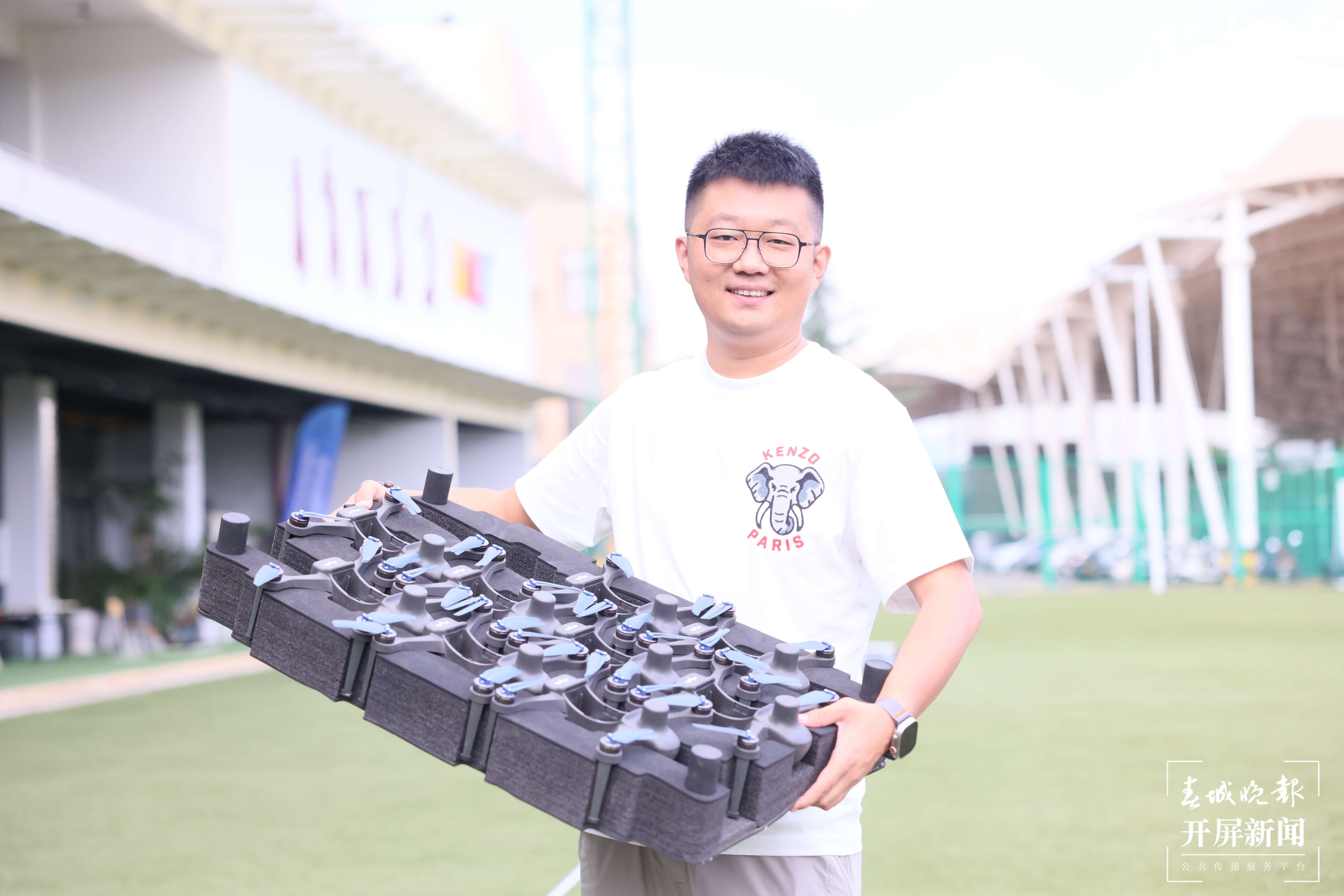 林子超展示无人机群.jpg