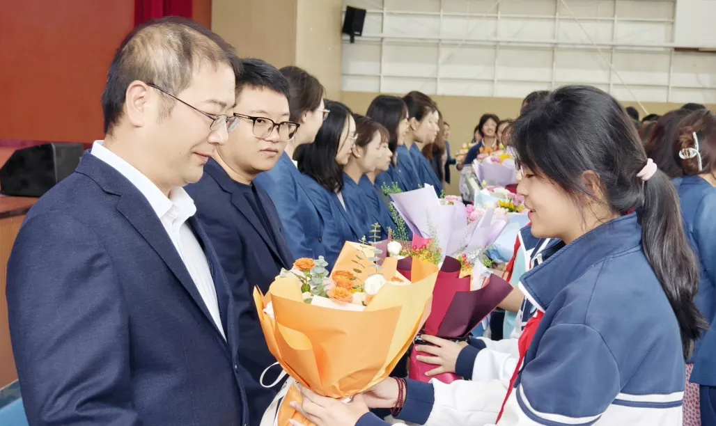 昆明仁泽中学这样温暖过节