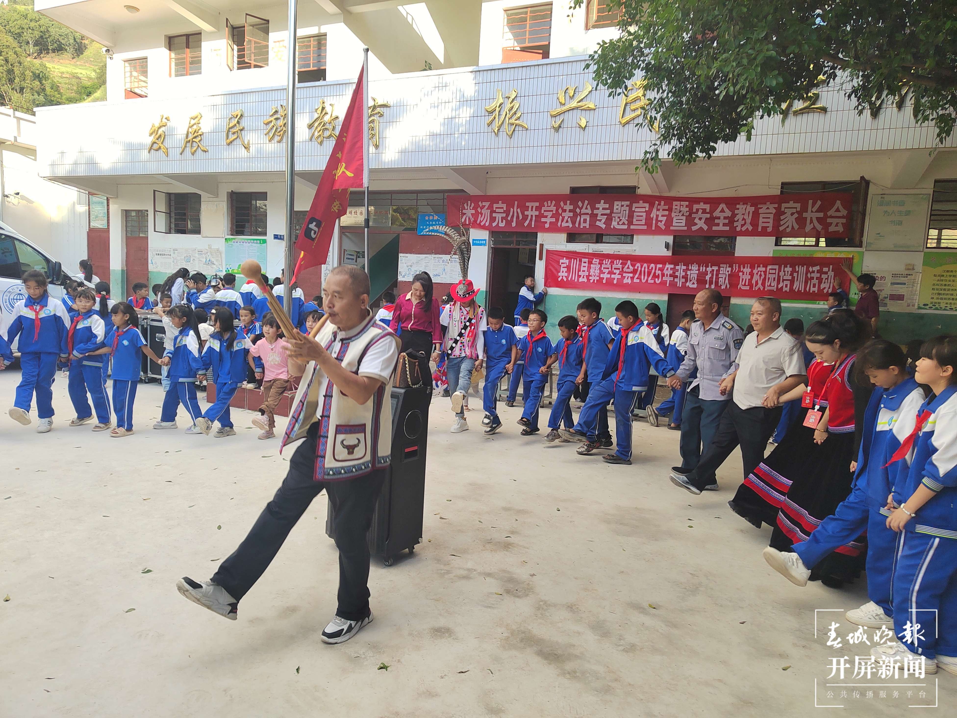 （采访传编辑）传统文化与现代科技完美结合！百余名师生尽享“科普+非遗”文化大餐 (3).jpg