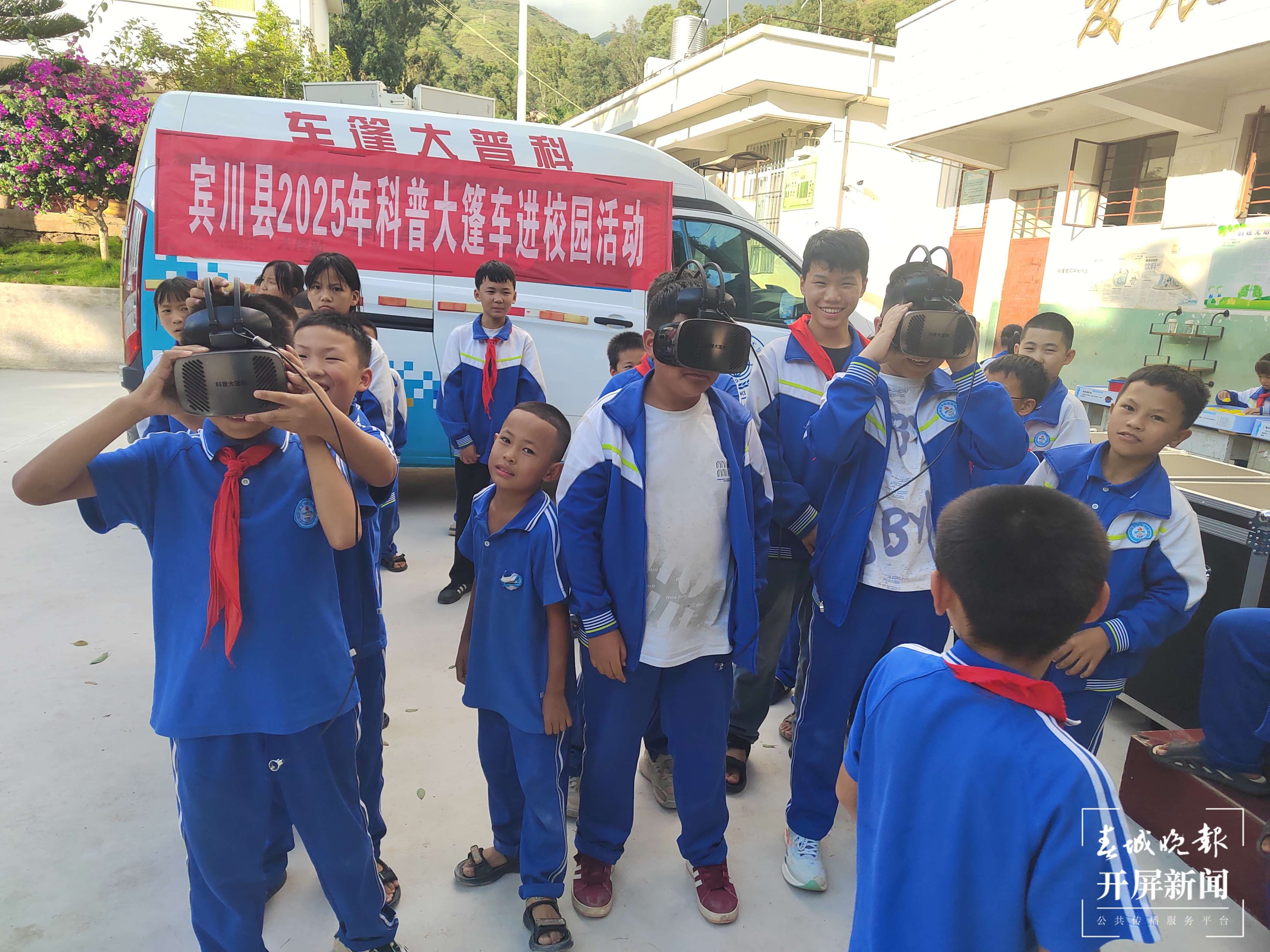 （采访传编辑）传统文化与现代科技完美结合！百余名师生尽享“科普+非遗”文化大餐 (7).jpg