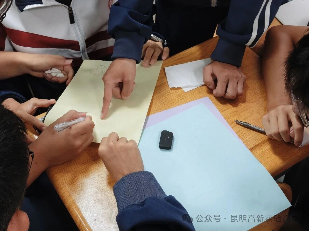 昆明高新实验高中学子创作手抄报致敬老师