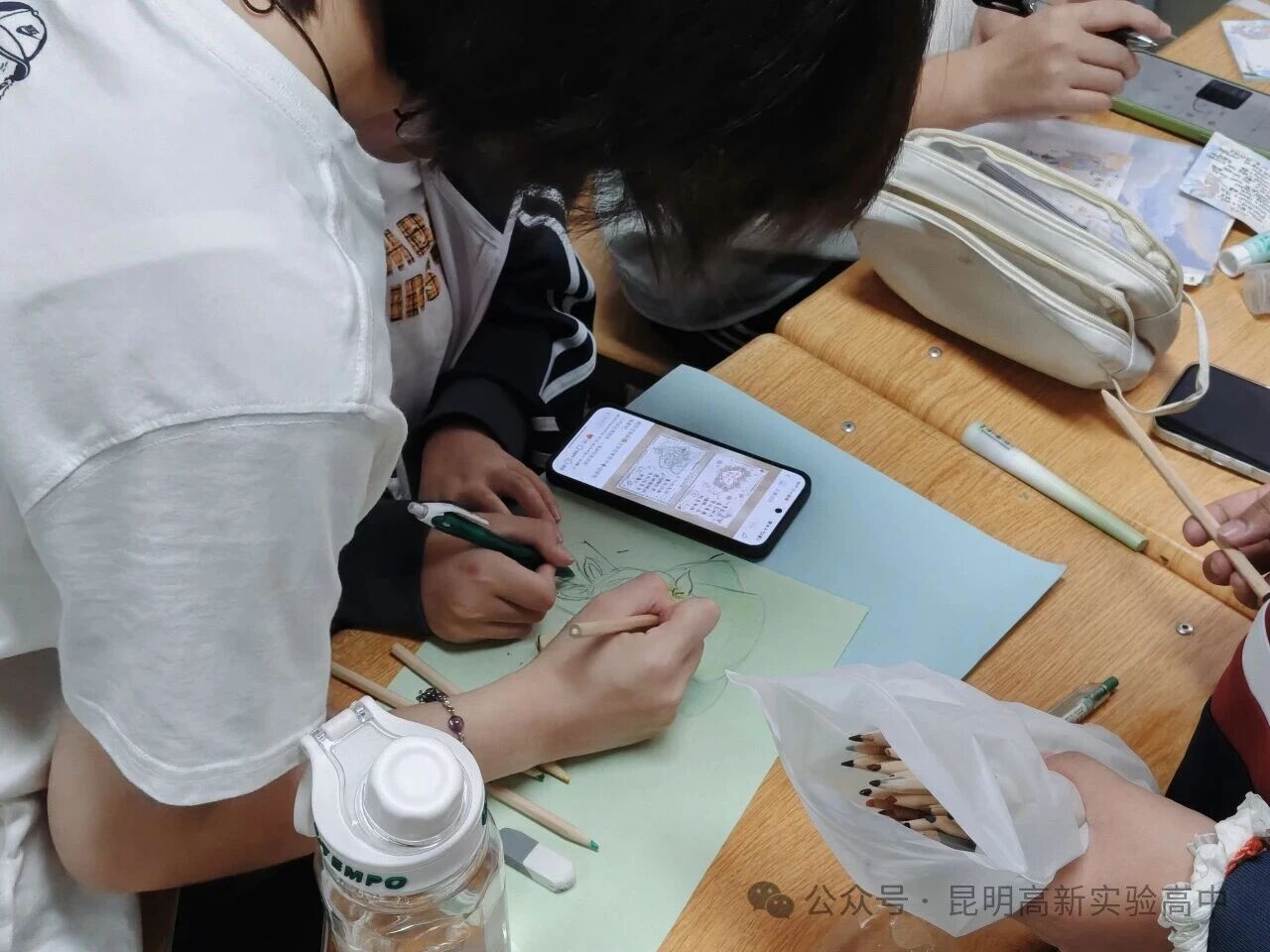 昆明高新实验高中学子创作手抄报致敬老师