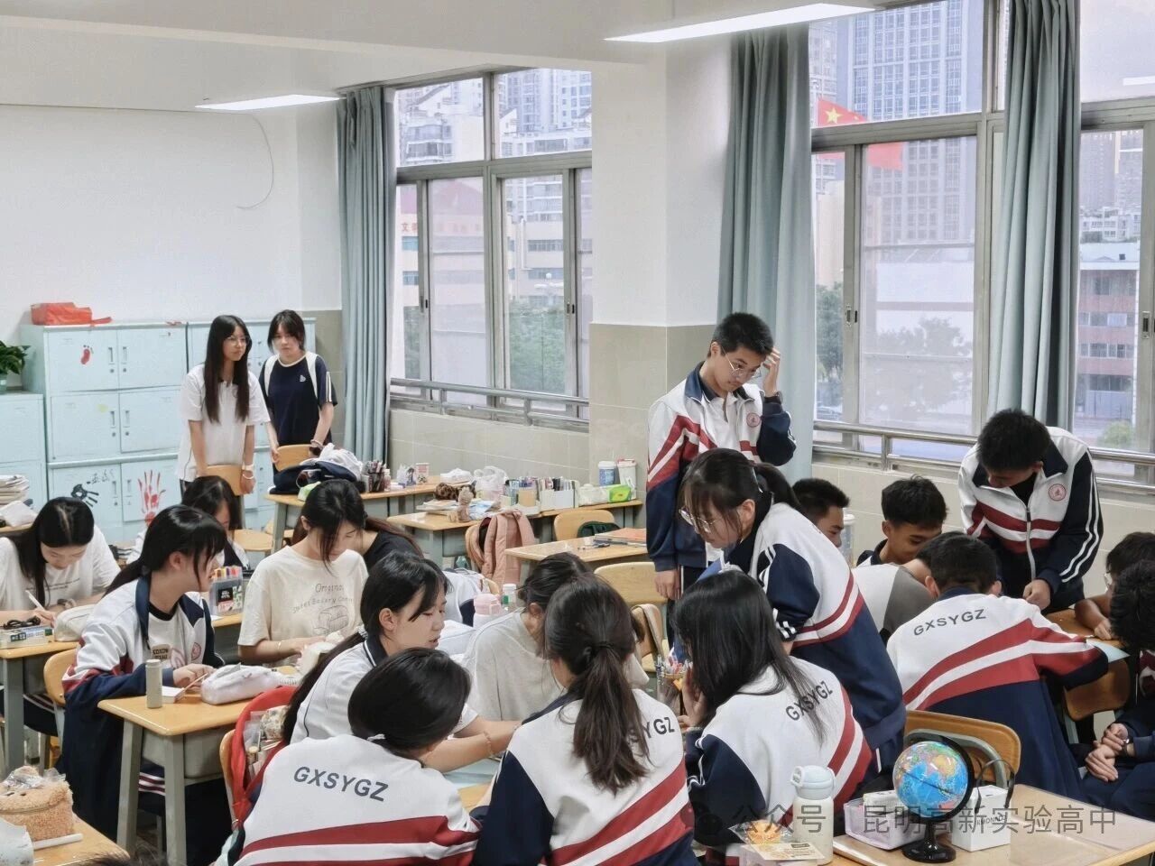昆明高新实验高中学子创作手抄报致敬老师