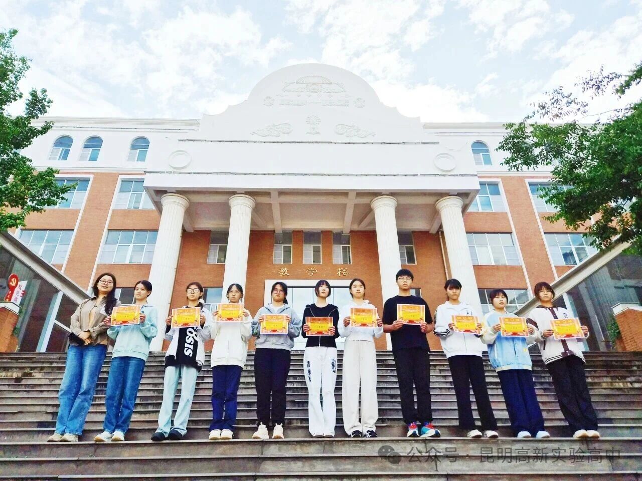 昆明高新实验高中学子创作手抄报致敬老师