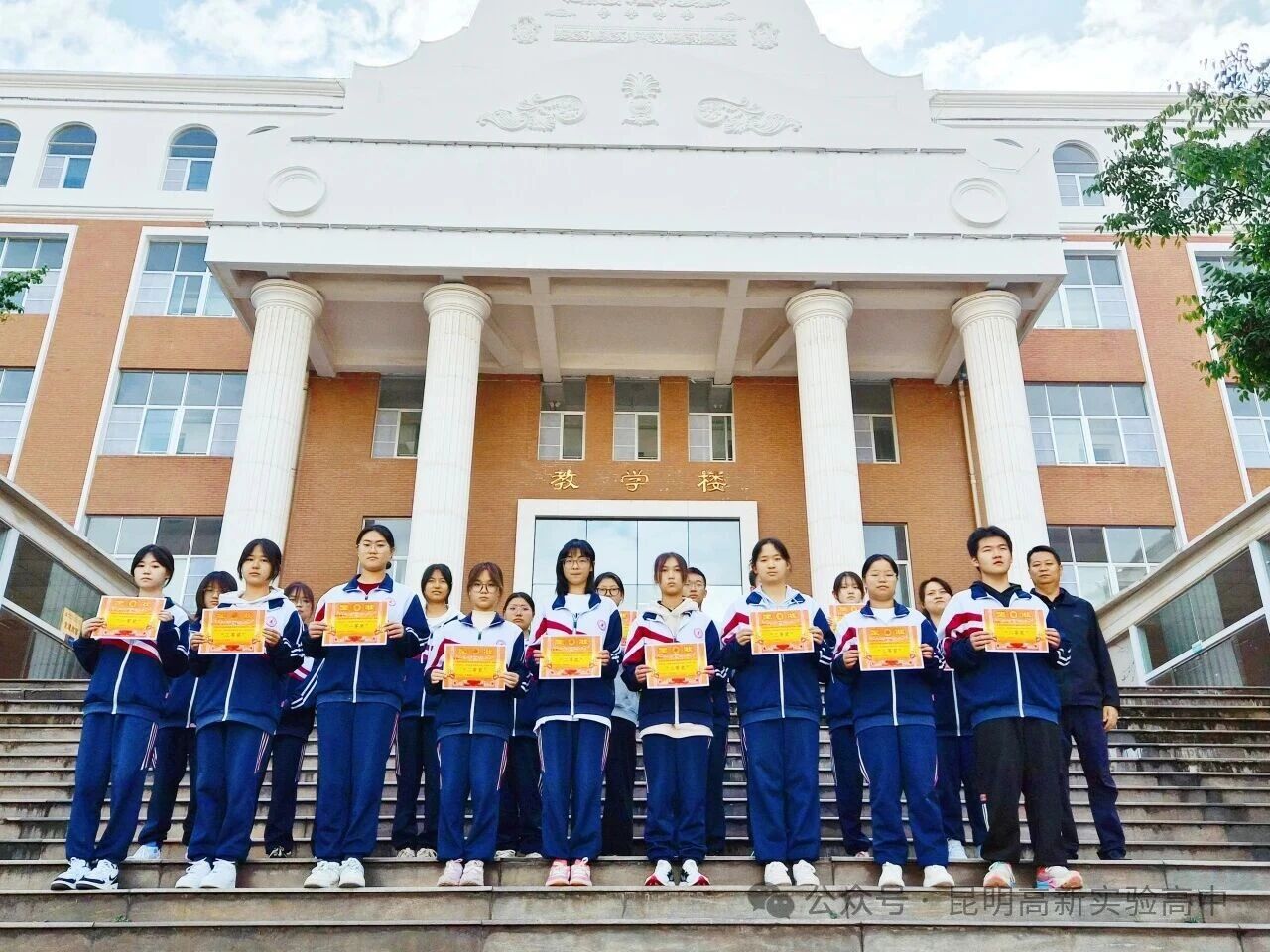 昆明高新实验高中学子创作手抄报致敬老师