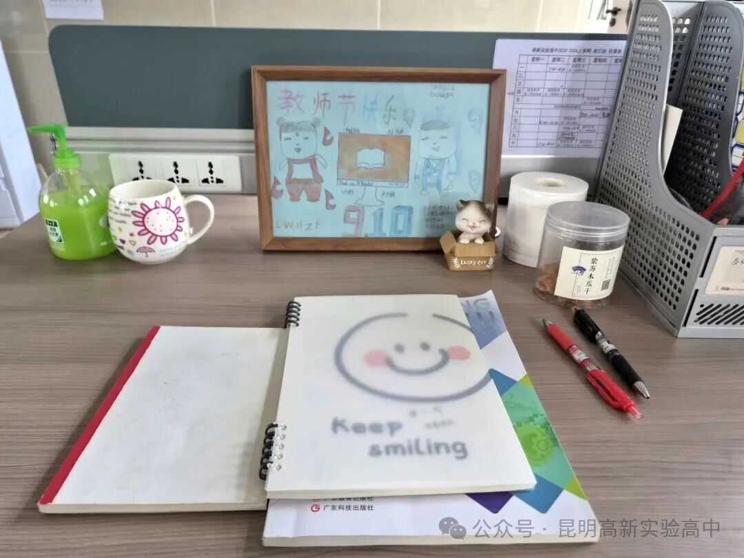 昆明高新实验高中学子创作手抄报致敬老师