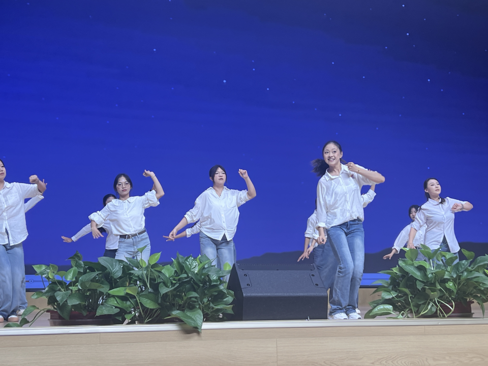 致敬耕耘！中华小学为教龄20、30年教师颁授荣誉