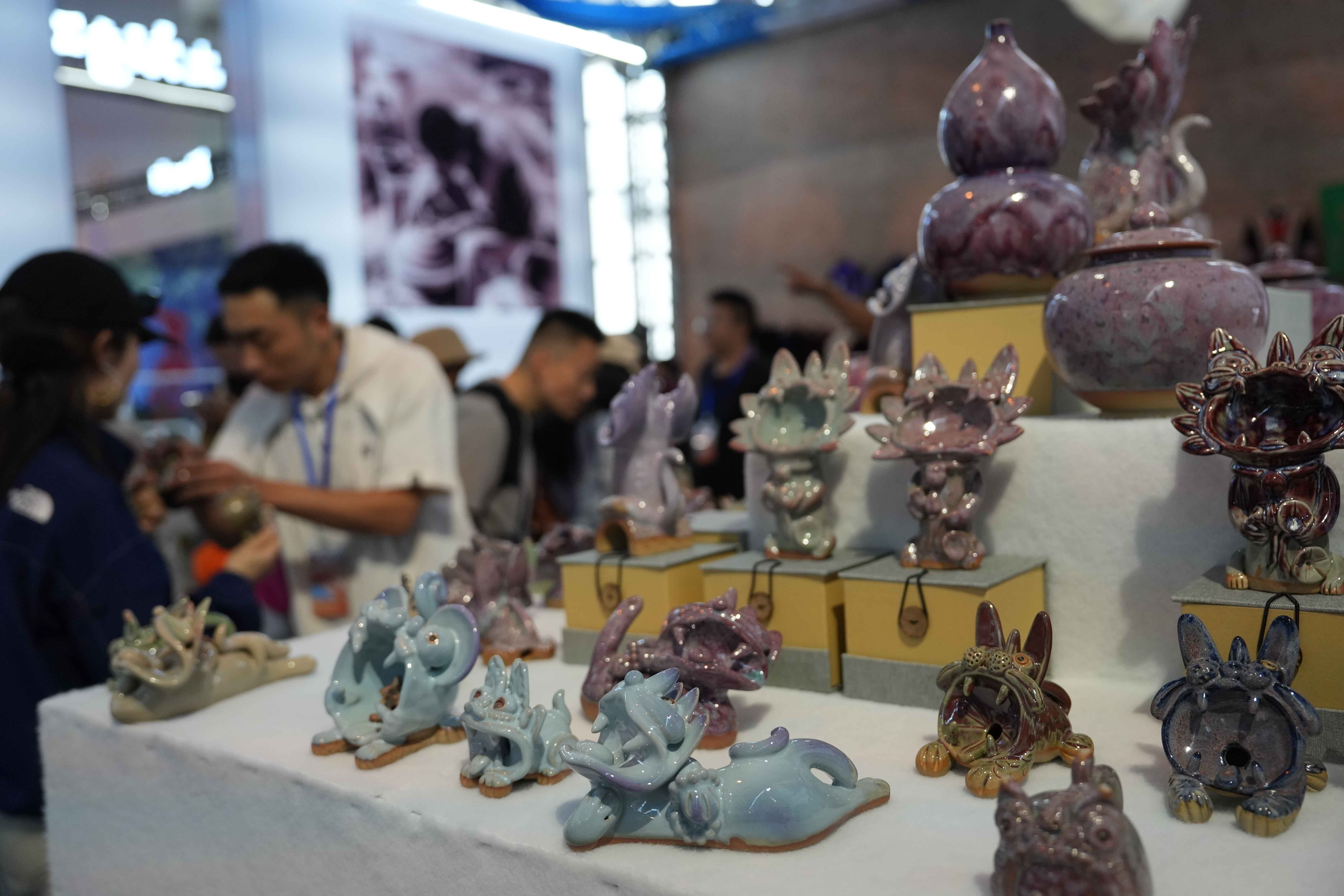11馆 玉溪展区 市民在选购瓦猫1.JPG