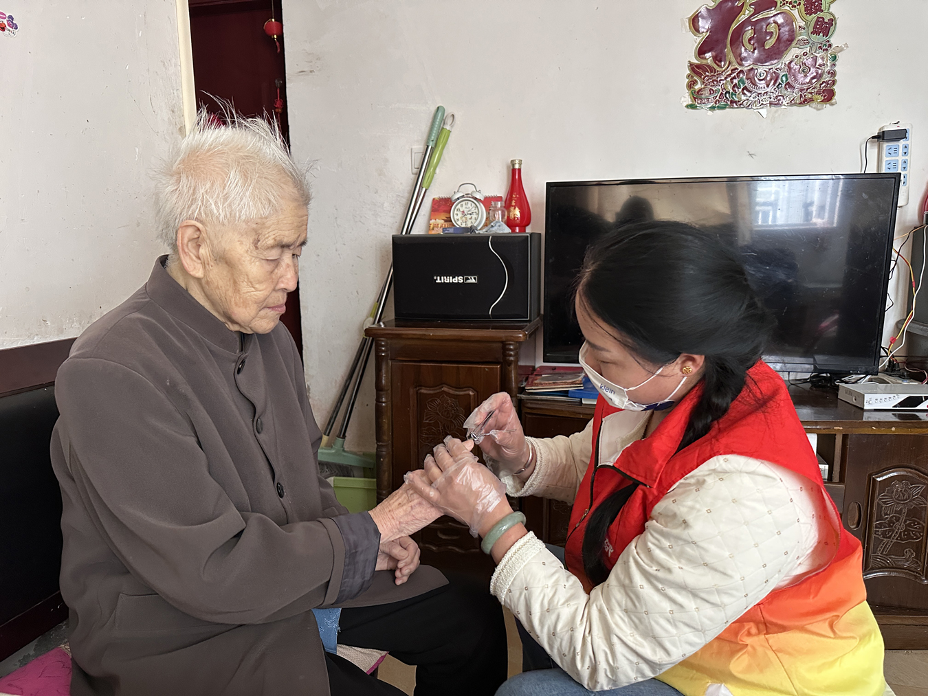 为服务对象剪指甲 (2).jpg