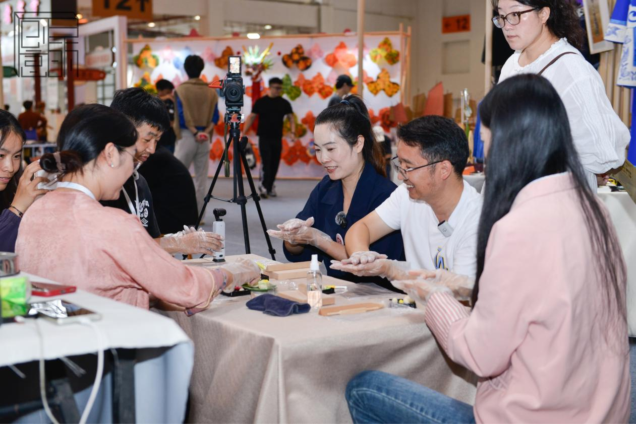市民游客现场体验唐菓子制作.png