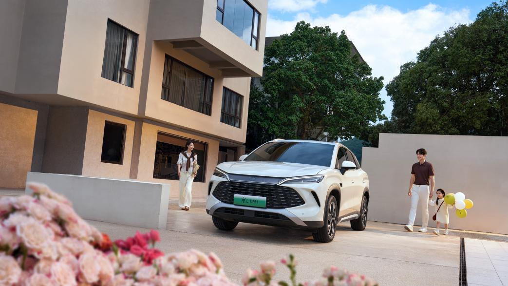 配置方面,2026款宋L DM-i全系标配云辇-C智能阻尼车身控制系统,能过滤掉路面细碎颠簸,后排老人不会因颠簸晕车,孩子也能在安全座椅上安稳睡至目的地。 配图4