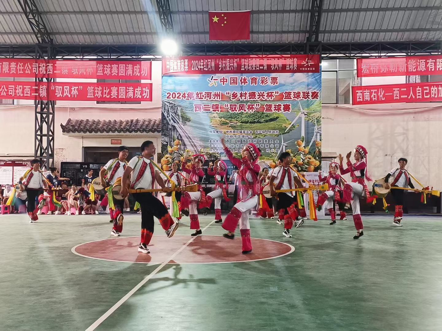 球赛开场前跳的是“阿细跳月” 西二镇镇政府供图