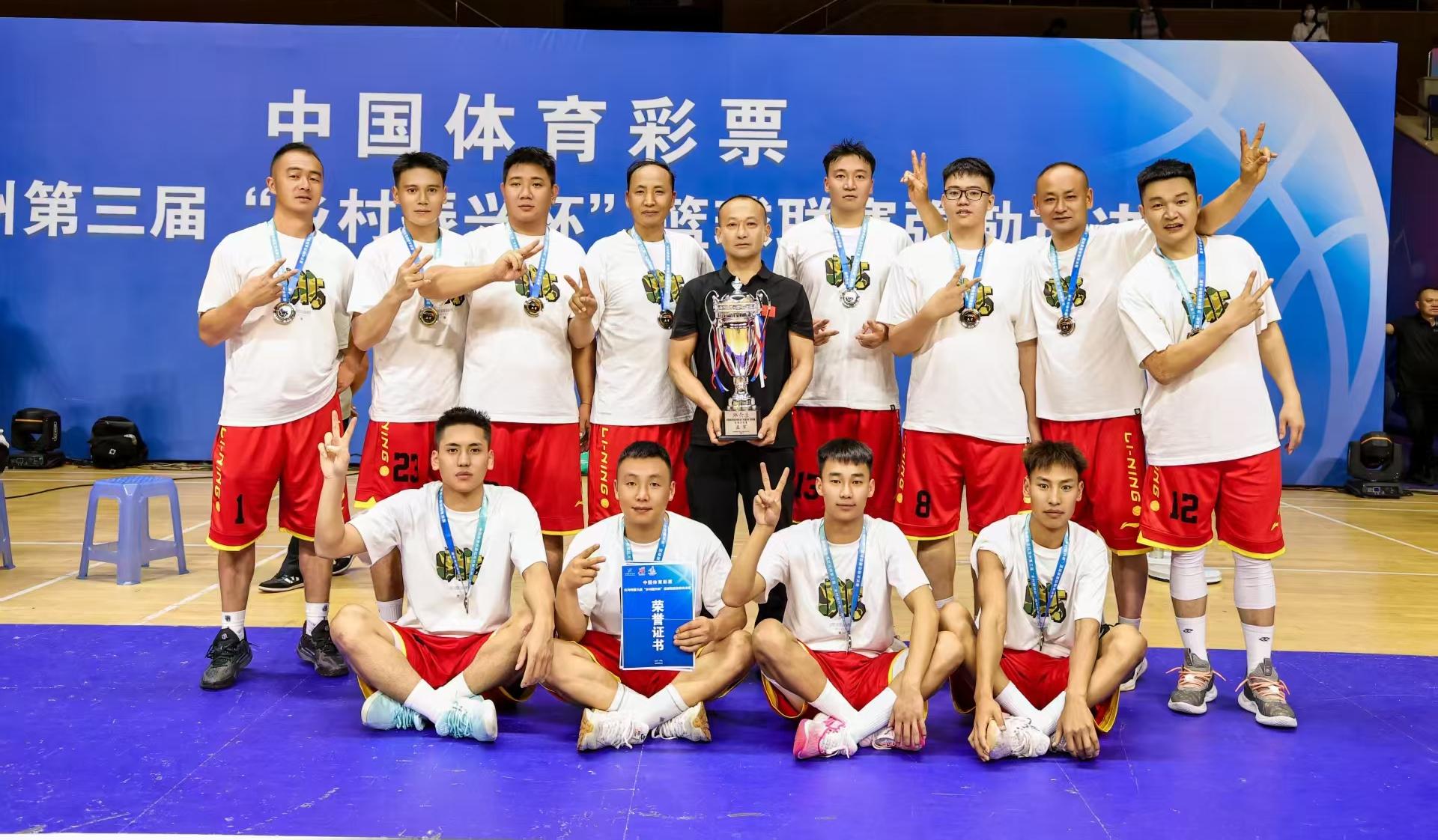 第一排左一是“明星球员”何雁飞 西二镇镇政府供图 微信图片_2025-08-18_115830_261.jpg