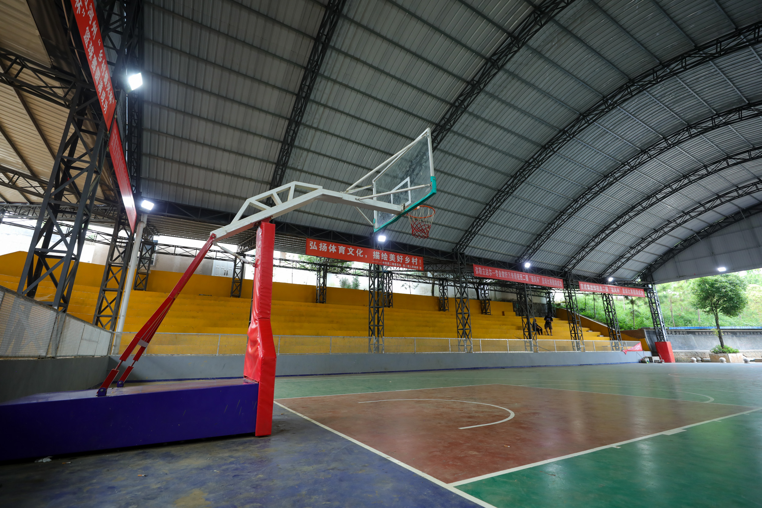 新篮球场有了坚固的钢顶 F49A0620.jpg