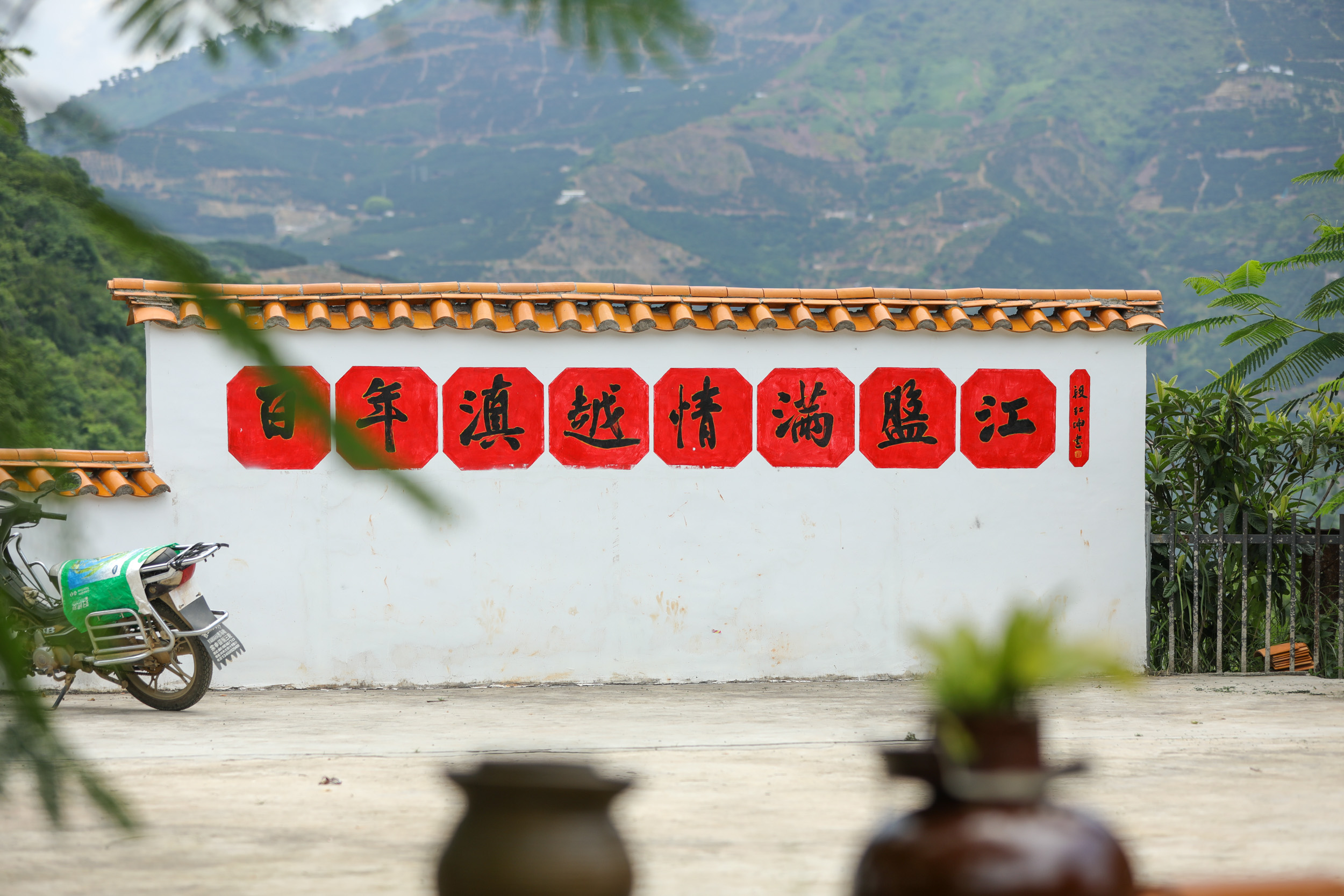 小公园就在滇越铁路边上