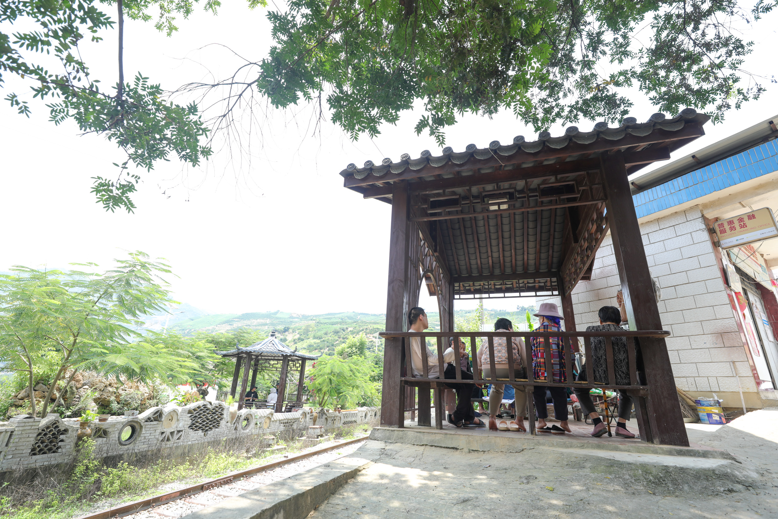 红河卷烟厂给小河口村民修建了一个乘凉的小亭子