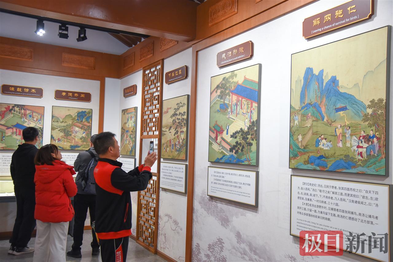 10月29日，在荆州张居正故居，《帝鉴图说》展览吸引众多游客驻足观赏（极目新闻记者 黄志刚 摄）.jpg