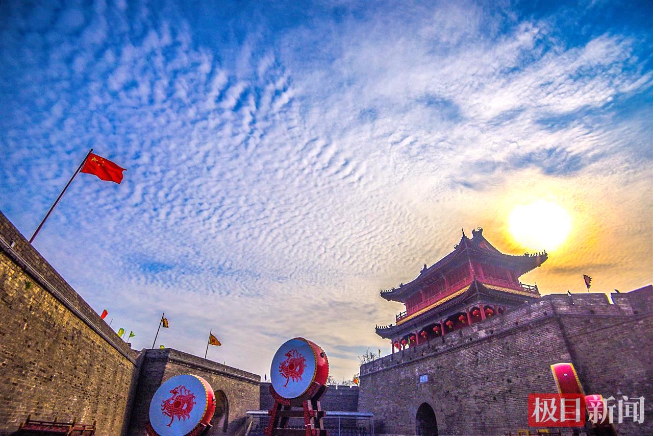 2020年3月4日，夕阳中的荆州古城宾阳楼。（黄志刚 摄） (1).jpg