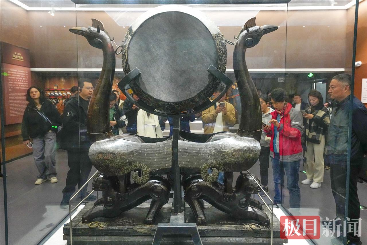 10月29日，游客在荆州博物馆参观（极目新闻 记者 李辉 摄）.JPG