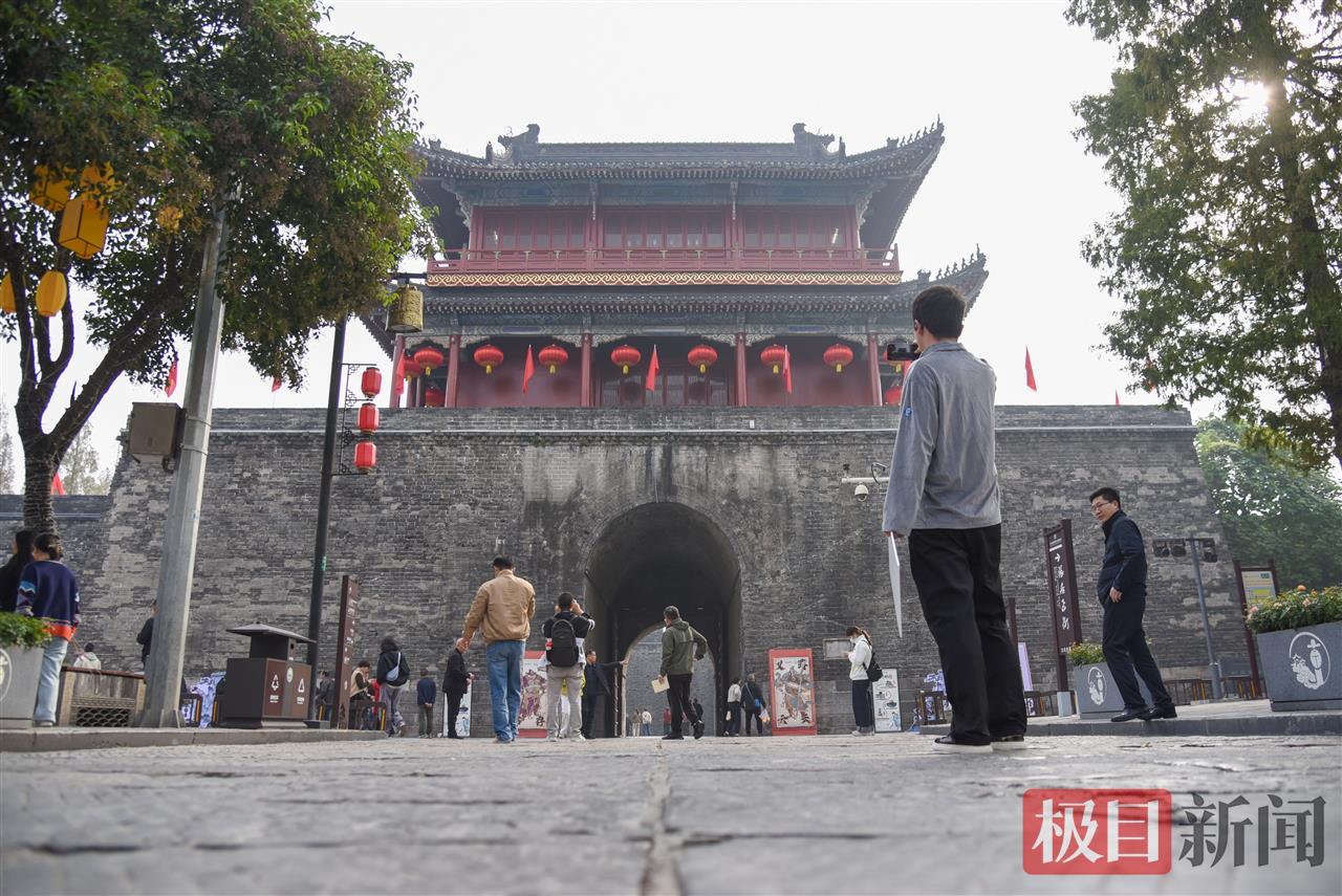10月29日，游客在荆州古城张居正街游玩（极目新闻记者 黄志刚 摄）.jpg