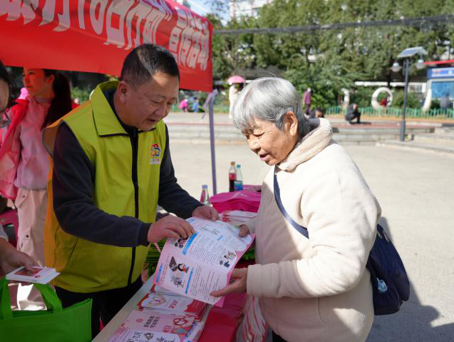 尊宪崇法｜云南省妇联、省普法办联合开展2025年“宪法宣传周”暨“世界艾滋病日”主题宣传活动