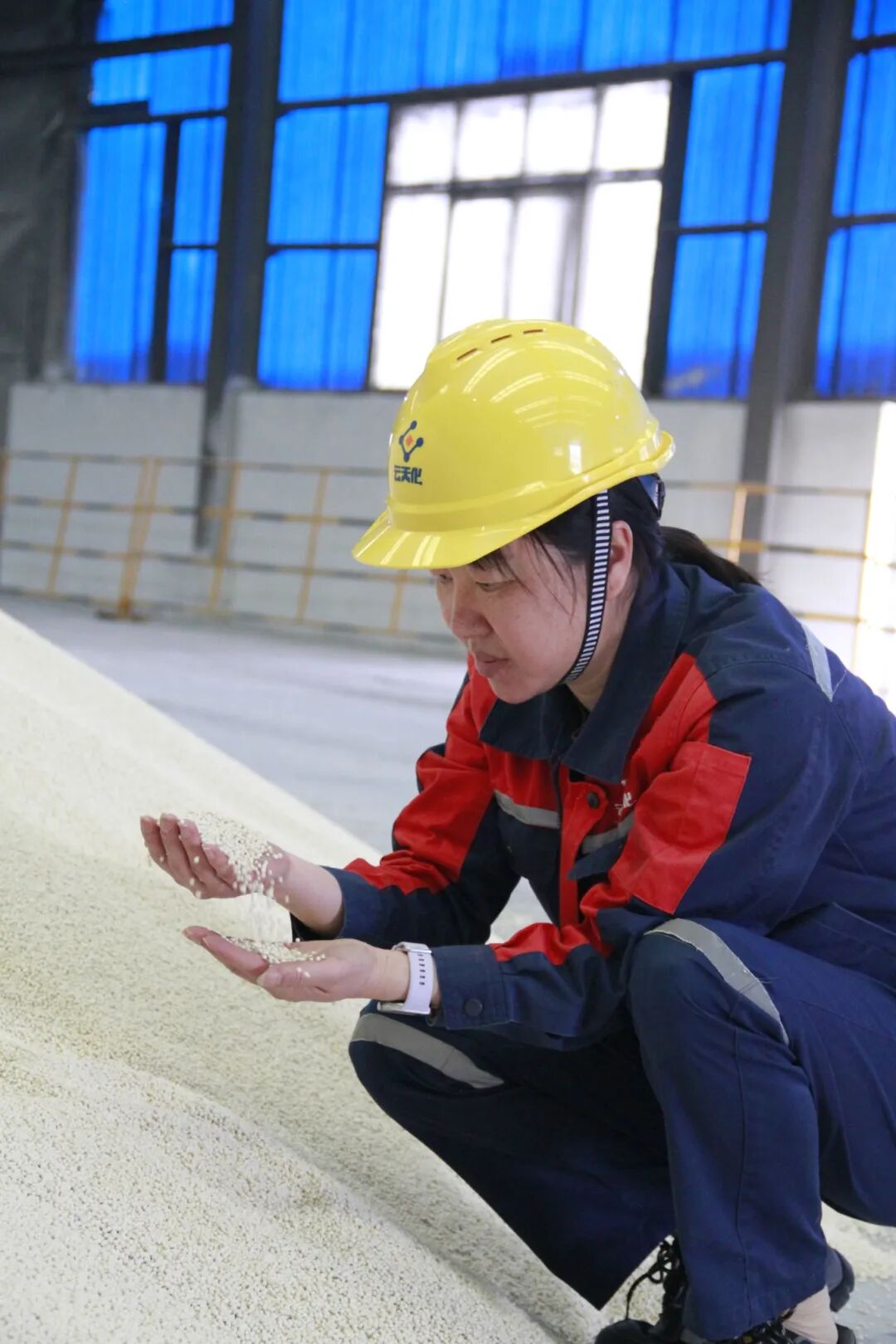 钱淑芳在生产一线查看肥料粒子外观1.JPG
