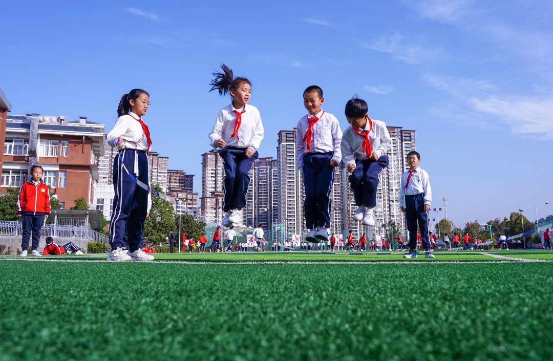 方旺小学学生课间玩跳绳.jpg