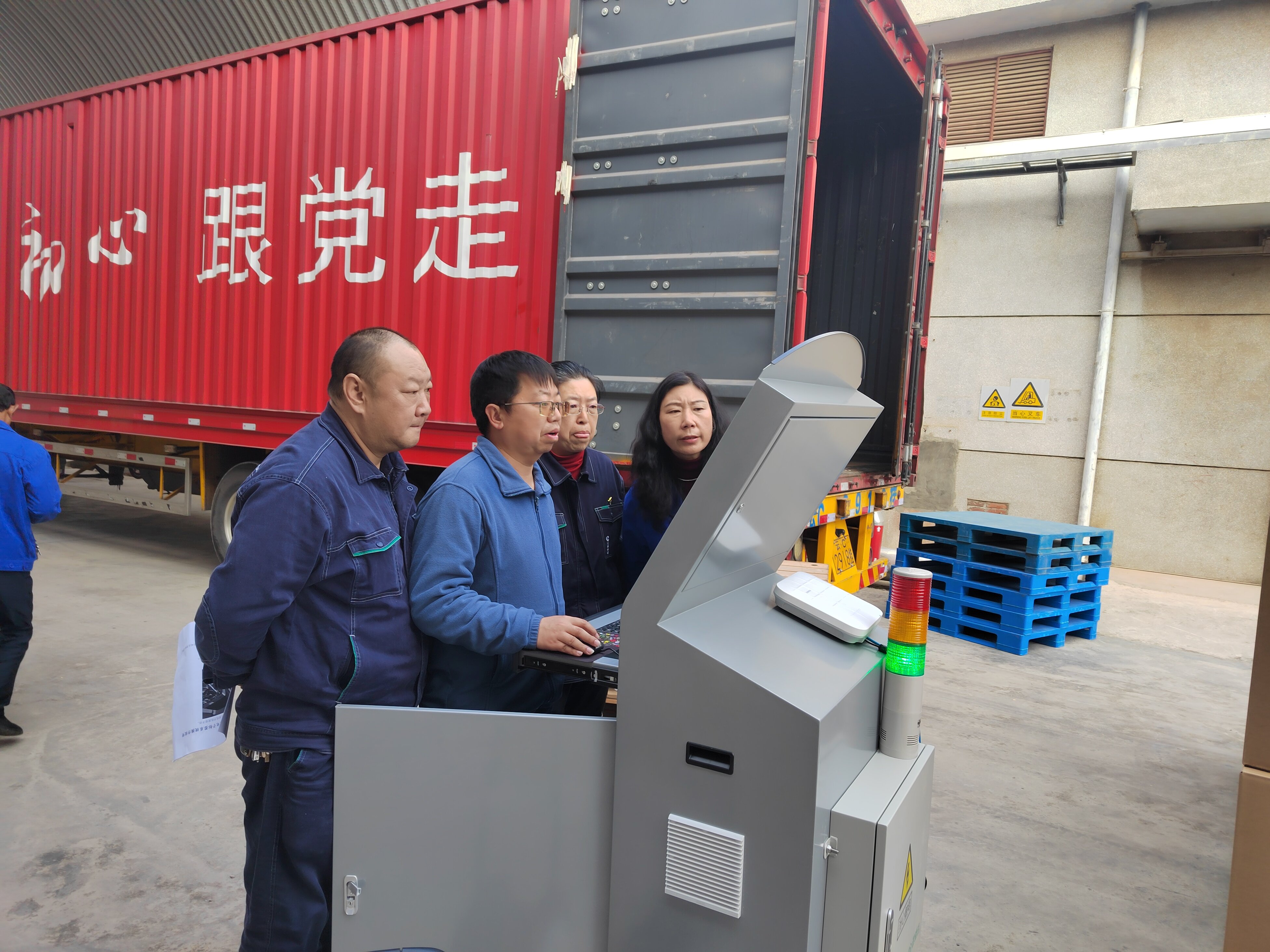 运输配送科技术团队在现场反复调试RFID芯片读写设备,攻克托盘信号干扰难题。
