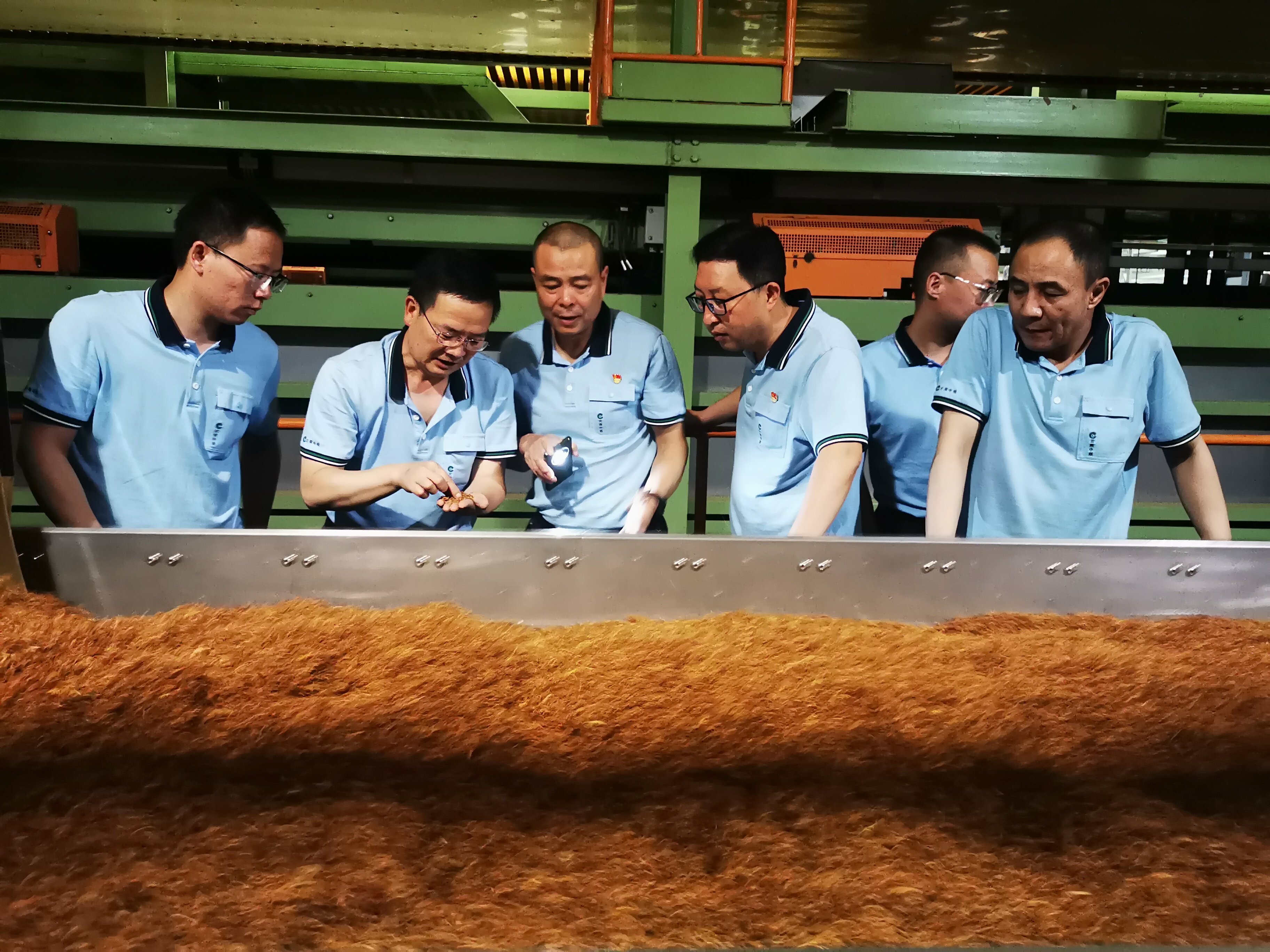 车间团队研究硬质梗签解决办法