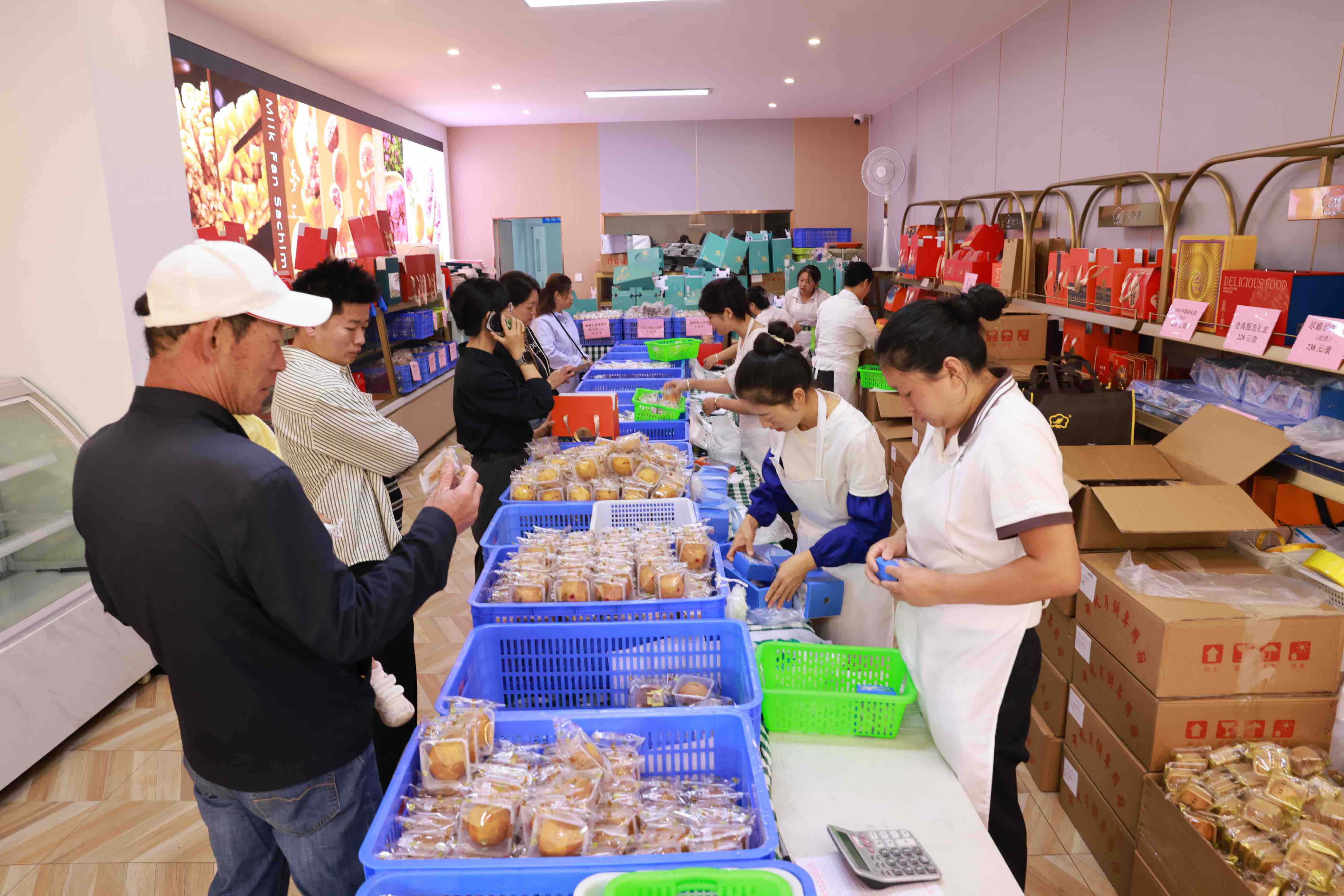 门店内顾客选购月饼。摄于2006年