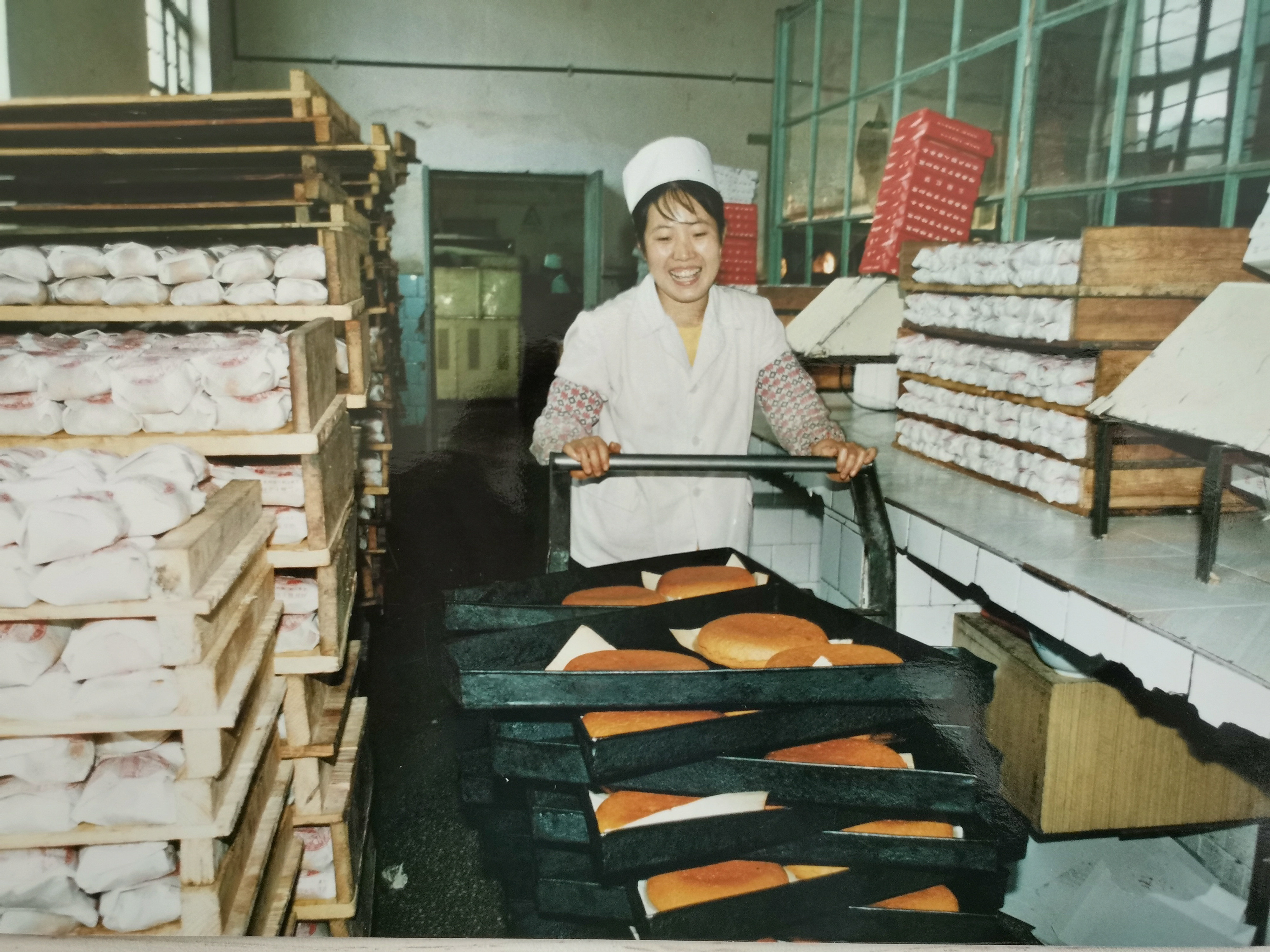 新鲜出炉的火腿大红饼,摄于20世纪80年代昆烟职工食堂。九九物业管理有限公司供图