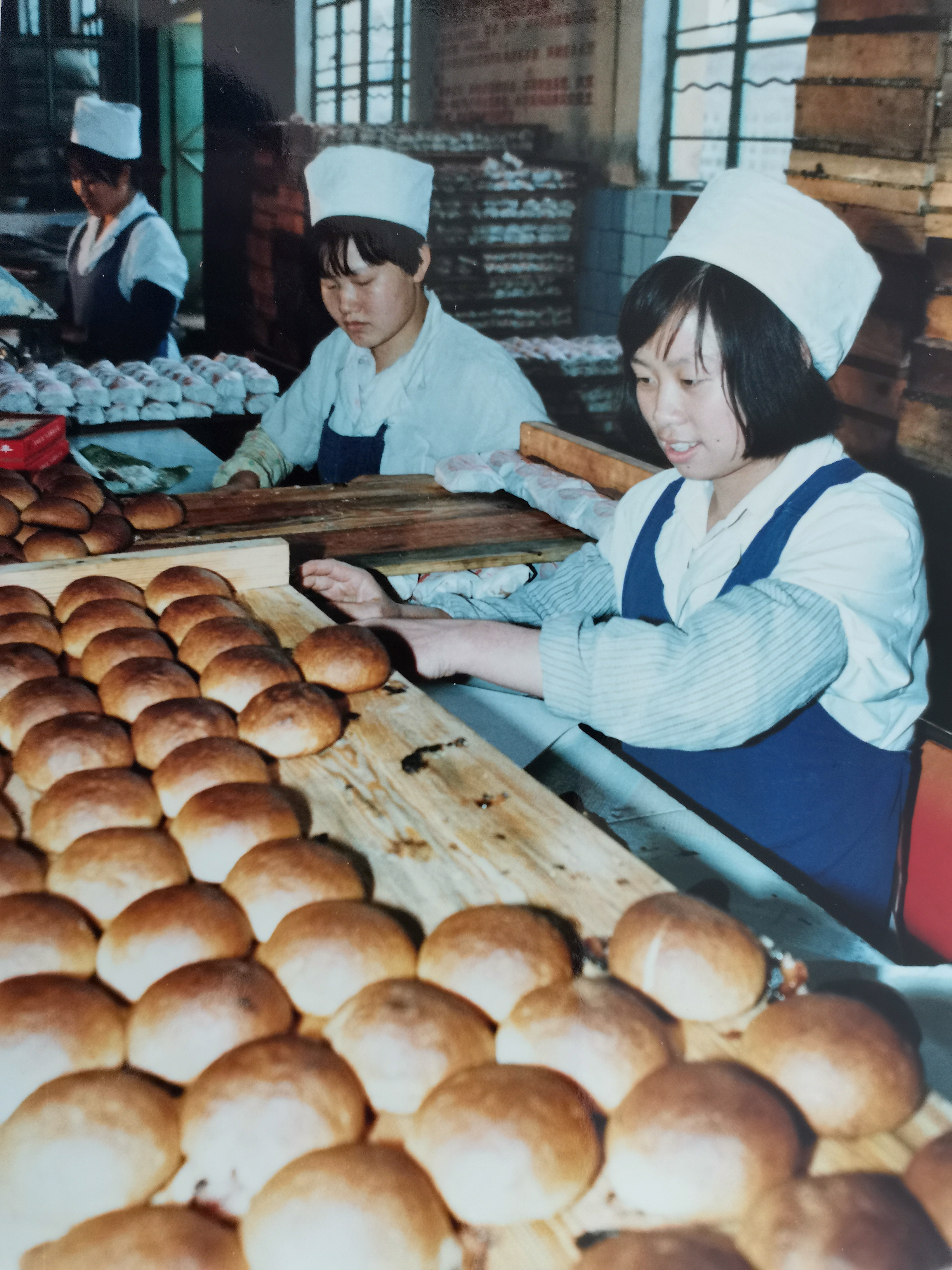 手工包装月饼,摄于20世纪80年代昆烟职工食堂。九九物业管理有限公司供图