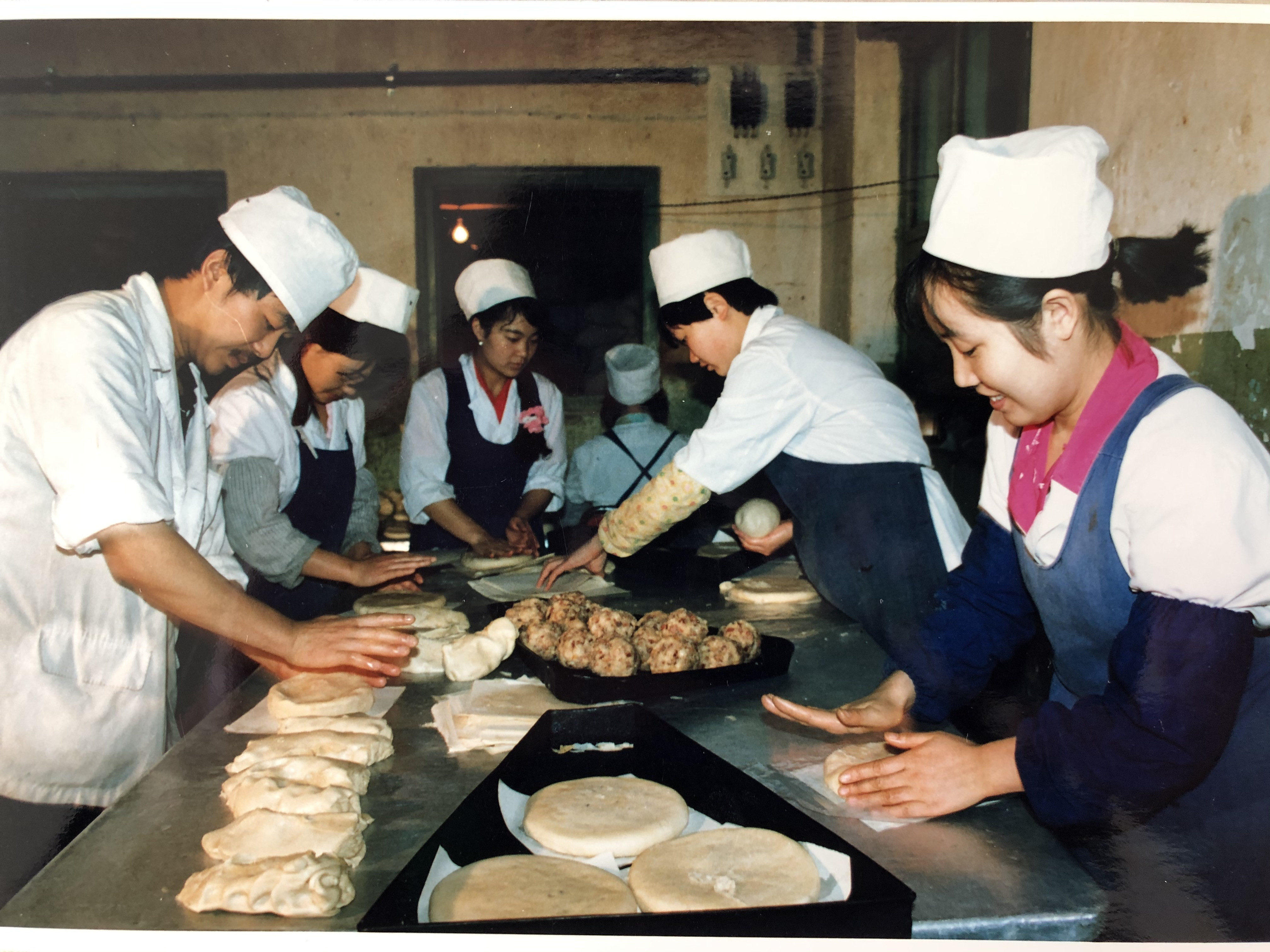 火腿大白饼加工制作,摄于20世纪80年代昆烟职工食堂。九九物业管理有限公司供图