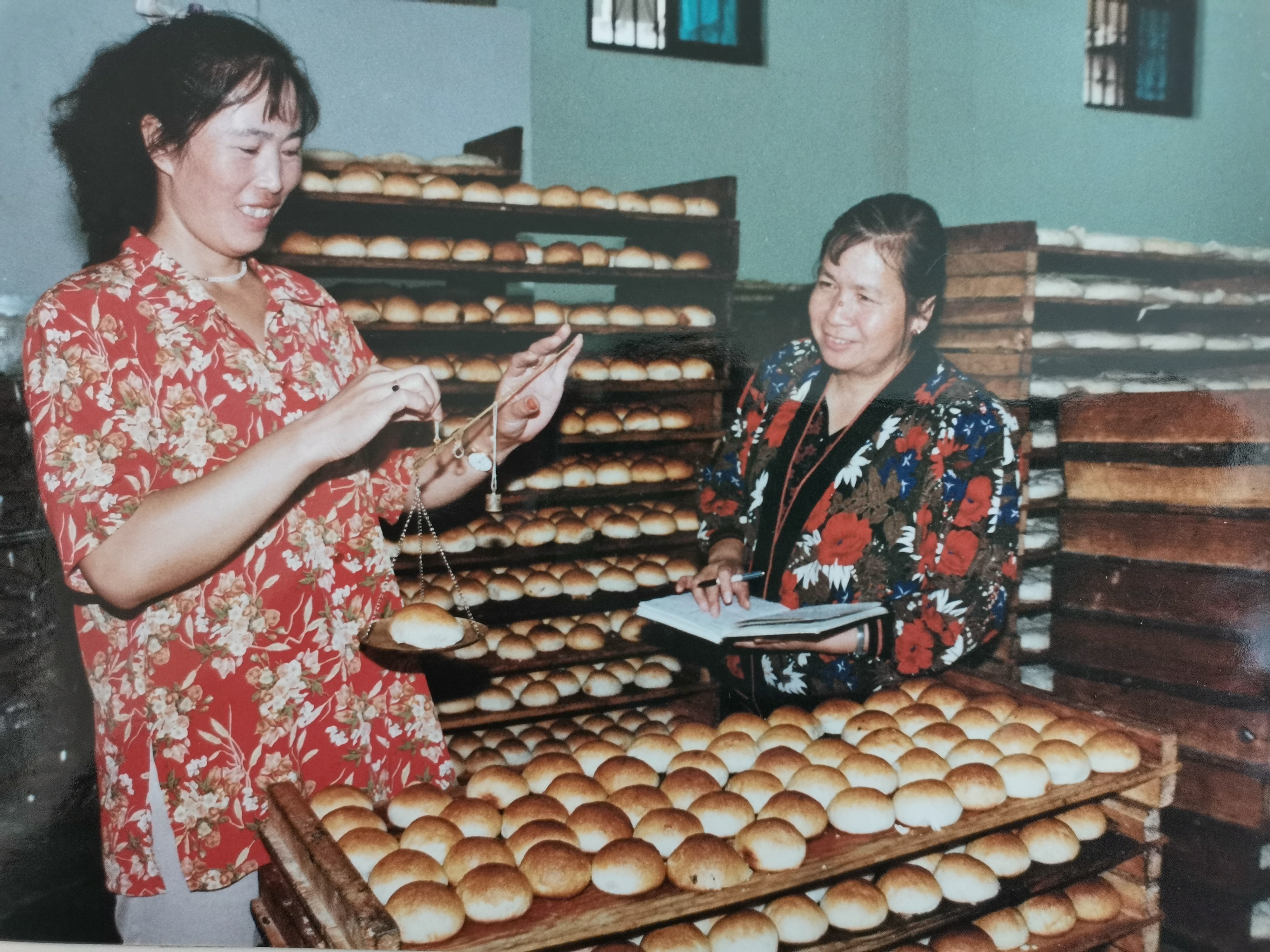 抽检硬壳火腿月饼质量、重量。摄于20世纪80年代昆烟职工食堂。九九物业管理有限公司供图