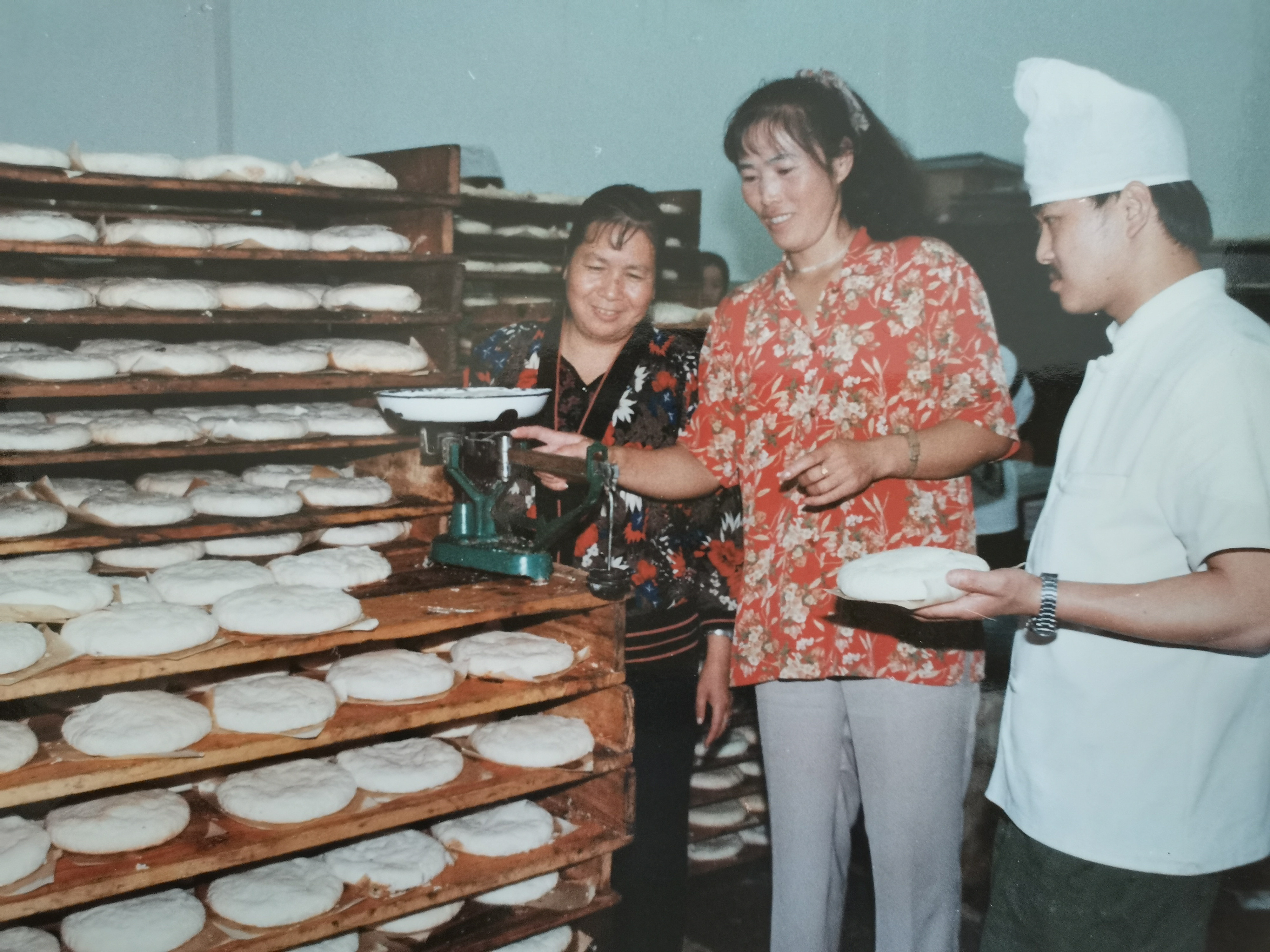 抽检火腿大白饼质量、重量。摄于20世纪80年代昆烟职工食堂。九九物业管理有限公司供图