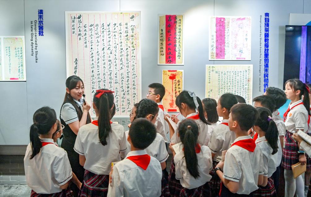学生们在广东省汕头市侨批文物馆参观。新华社发(林鹏摄) 学生们在广东省汕头市侨批文物馆参观。新华社发(林鹏摄)