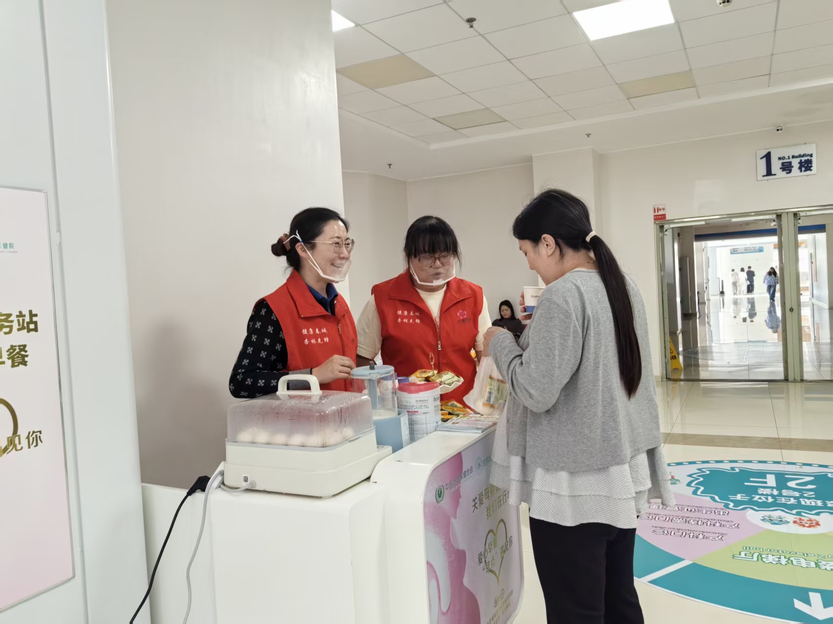 准妈妈领取免费爱心早餐.jpg