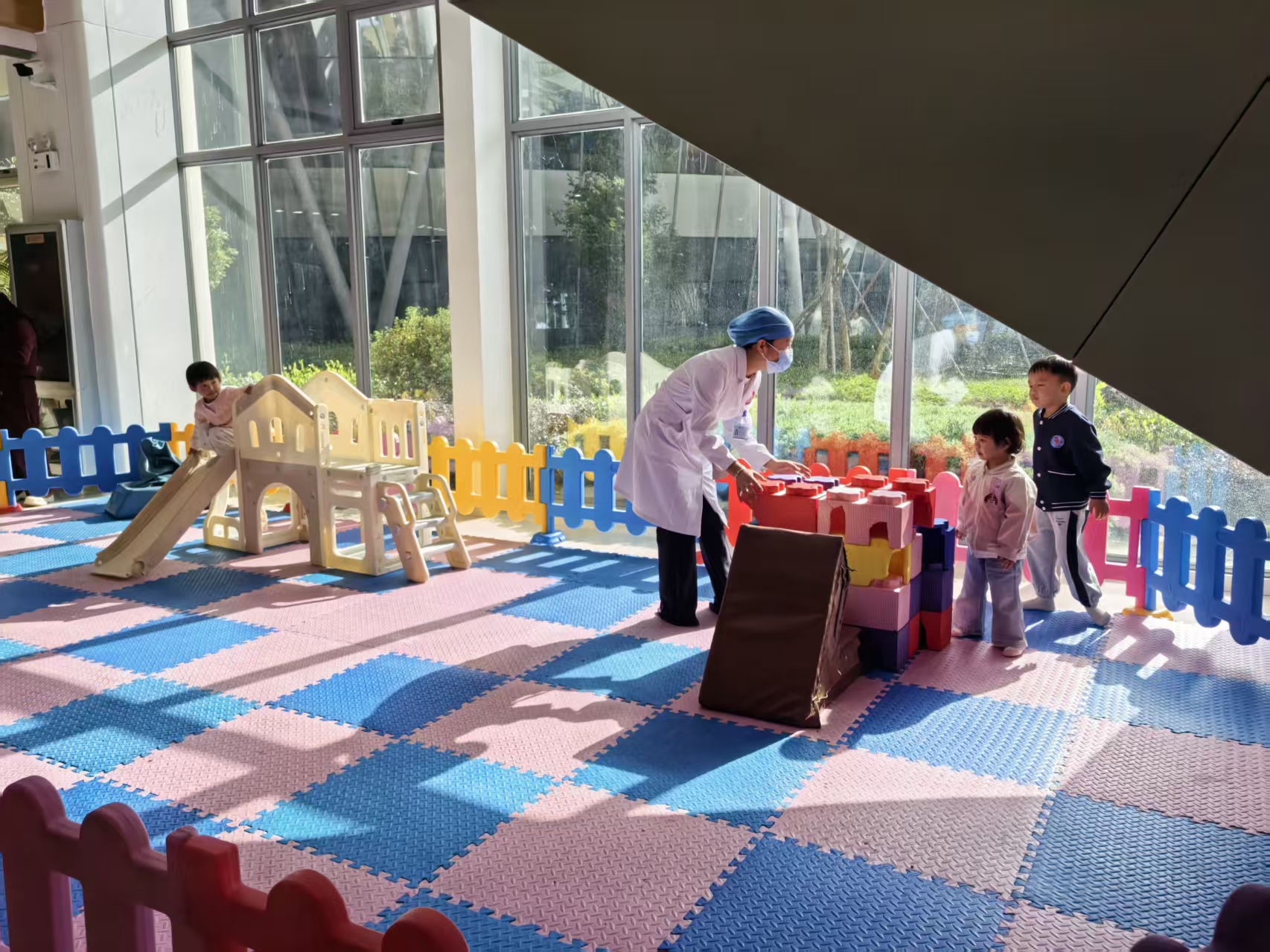 医务人员陪护小孩玩.jpg