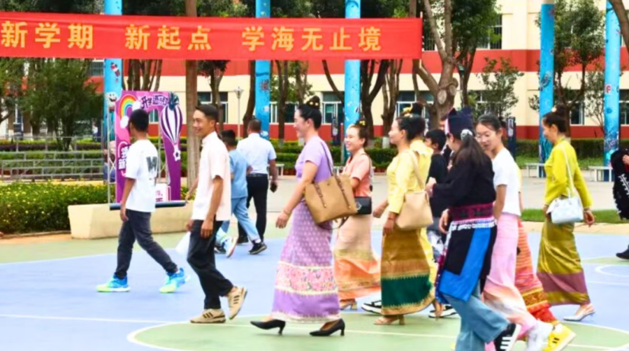 2024年龙门村学子赴呈贡区就学场景。张雁群 摄.png