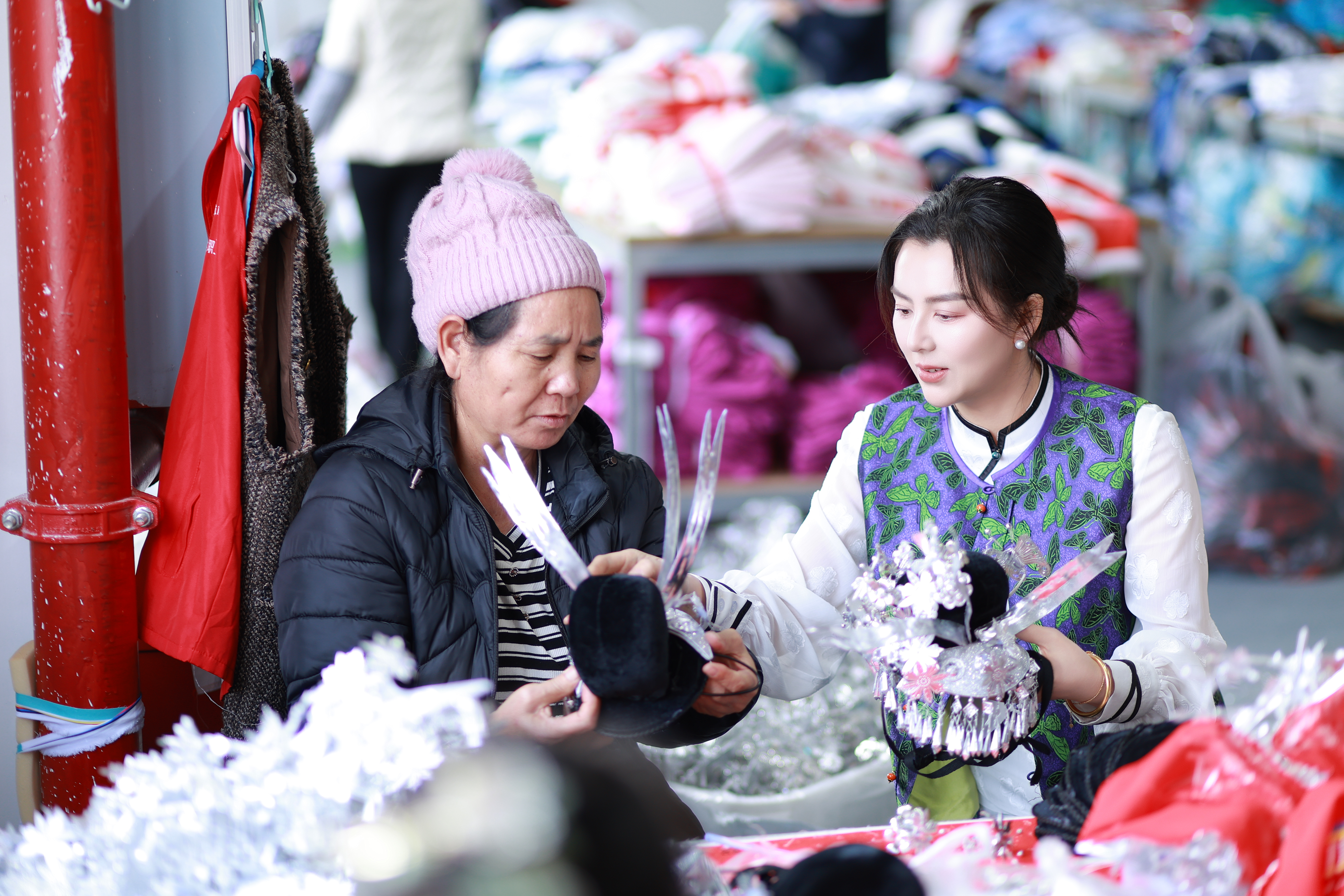 金稳香在和女工讨论绣样 受访者供图 (3).jpg