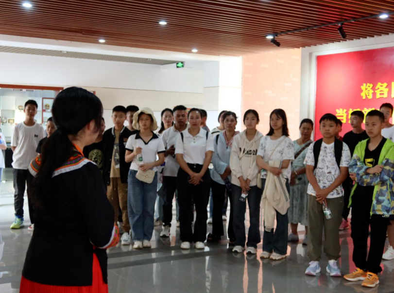2024年8月31日,15名龙门学子和家长,在10名呈贡本地学生的陪同下,一起参观了云南大学、云南民族大学和云南省博物馆,开启了龙门学子新学期学习交流之路。2.png